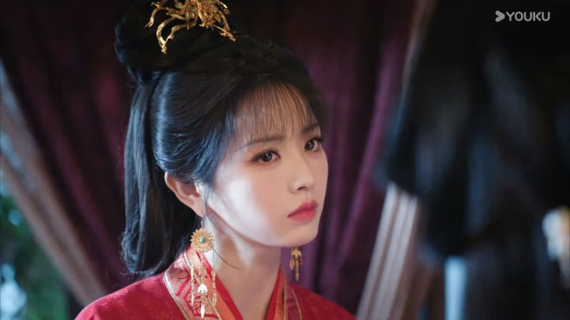 在《嫁金钗》第16集剧情中,假千金君黛眼见自己顶替长达16年的伯府荣华即将被揭穿,动念杀人灭口。(《嫁金钗》剧照)