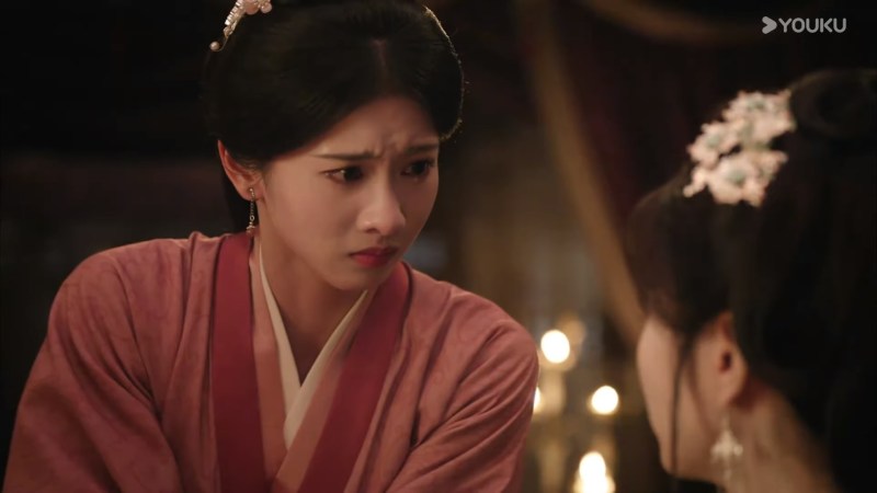 《嫁金钗》中贴身婢女碧桃因感念魏娆昔日施恩相救,暗中反转壶底暗掣。(《嫁金钗》剧照)