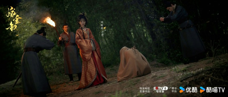 有观众指出,《嫁金钗》中相较于真千金在底层历经磨练,假千金在金丝笼中被毁掉一生,折射出深宅制度的残酷本质。(微博@嫁金钗官微)