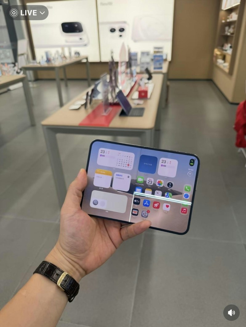 Apple 首款折叠智能手机 iPhone Duo 周五(23日)开售,全球多地传出有产品屏幕损坏,包括接缝处出现黑线等。(小红书相片)