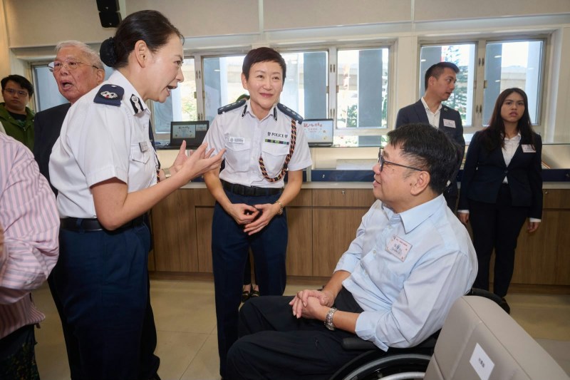 与退休警署警长伍强畅谈。