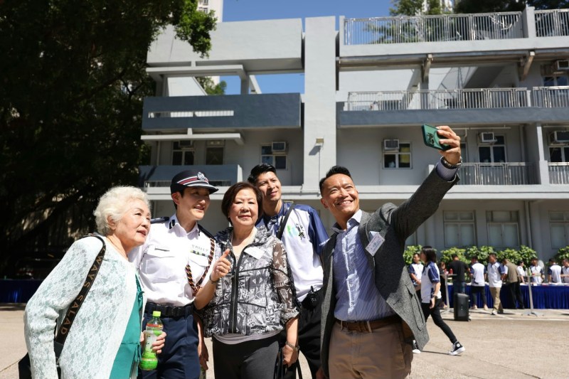 现场嘉宾与指挥官自拍。