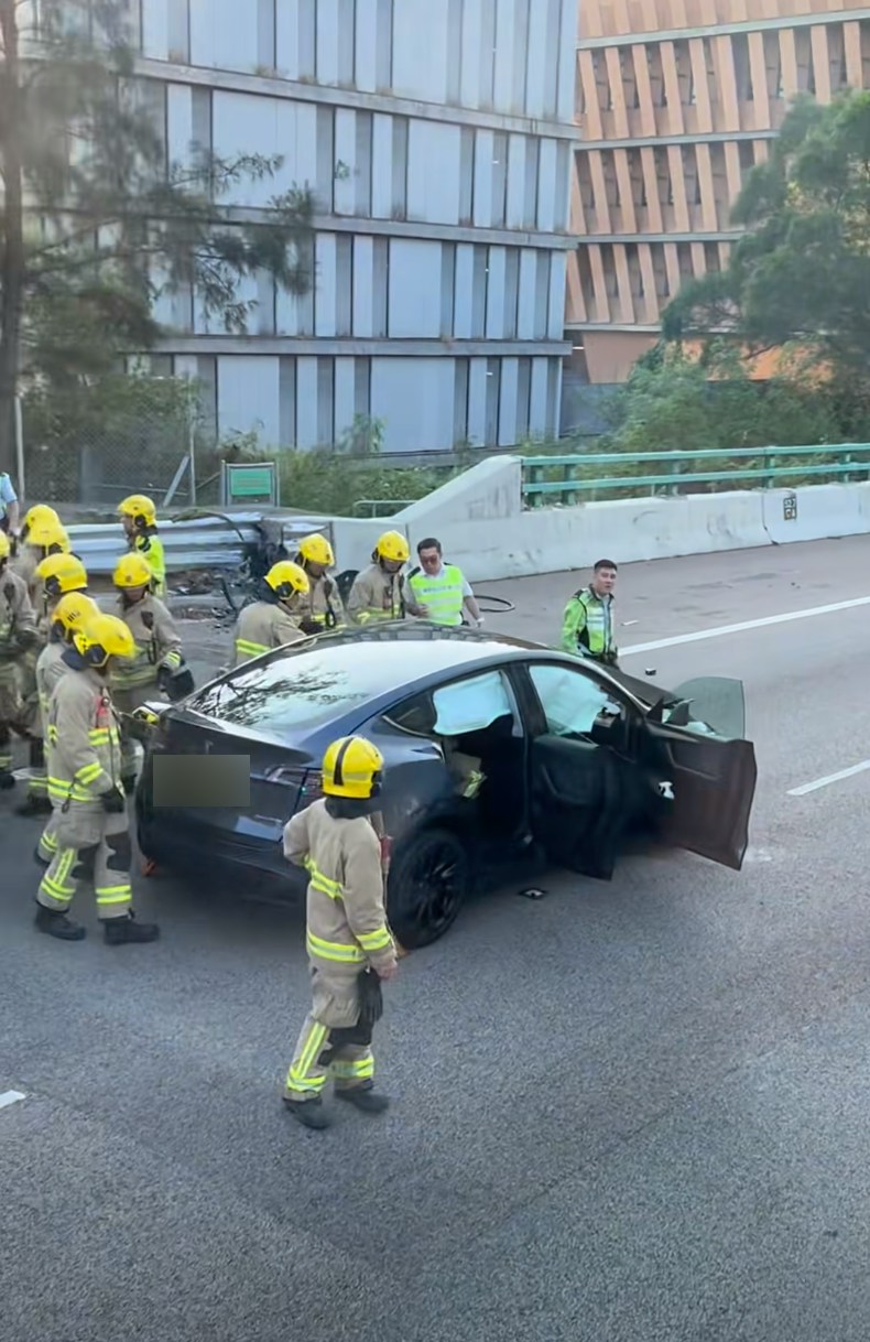 一辆Tesla在屯门公路近珠海学院对开怀疑发生交通意外,大批消防及救护员到场救援。(Facebook屯门公路塞车关注组 Francky Loo)