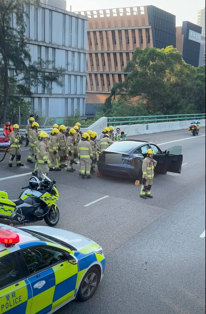 一辆Tesla在屯门公路近珠海学院对开怀疑发生交通意外,大批消防及救护员到场救援。(Facebook屯门公路塞车关注组 Francky Loo)