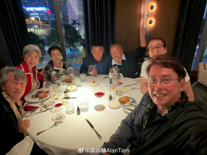 谭咏麟成龙曾志伟聚餐偶遇林子祥叶倩文,网民惊呼世纪同框 谭咏麟成龙曾志伟聚餐偶遇林子祥叶倩文,网民惊呼世纪同框