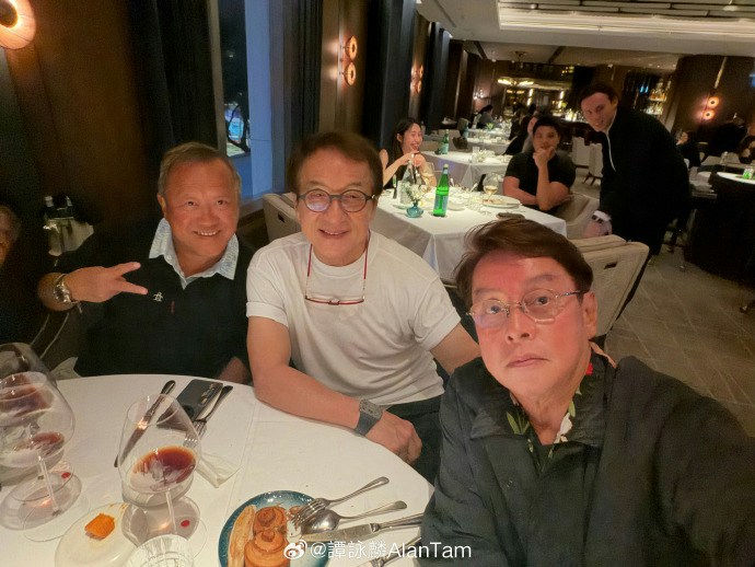 成龙、曾志伟与谭咏麟饭局相聚,对着镜头举V比赞,童心未泯。(微博照片)