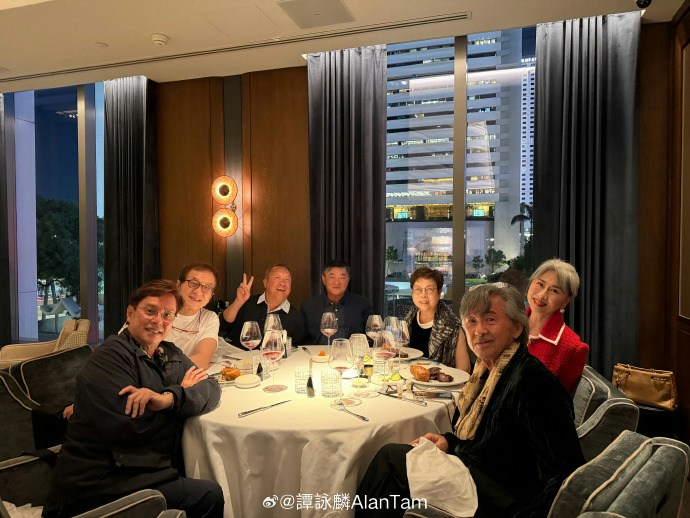 谭咏麟细数《龙兄虎弟》、《小生怕怕》经典代表作,掀起影迷回忆潮。(微博照片)
