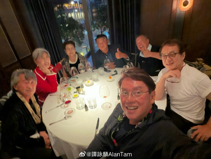 众人叹红酒相谈甚欢。(微博照片)