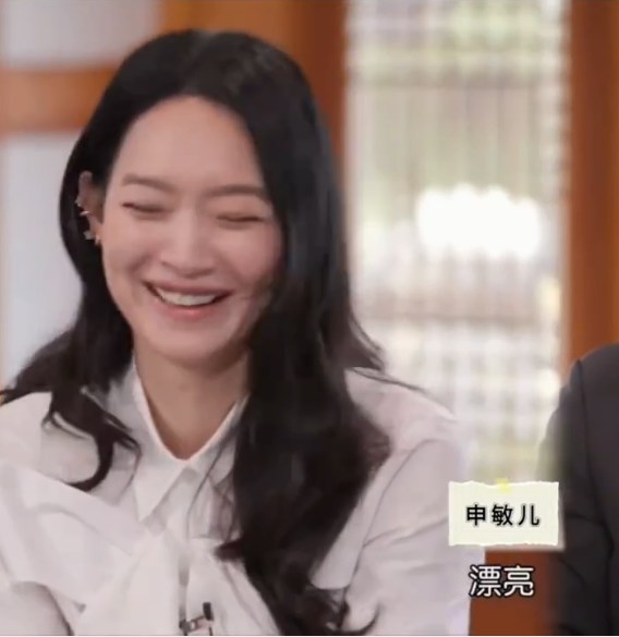 申敏儿讲述时忍不住低头甜笑,刘在锡亦连声惊叹,节目片段曝光后迅速登上热搜。(《刘QUIZ ON THE BLOCK》预告截图)