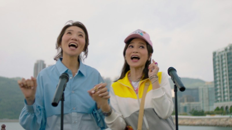 撞 pat pat 大跳「见面舞」。