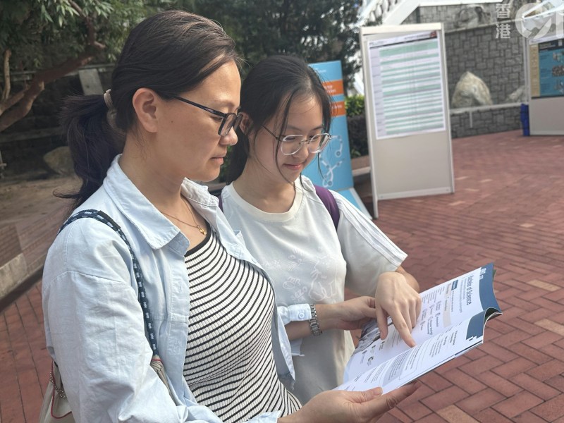 胡同学来港两年多,自己尚未适应香港的生活,间中会想念内地的朋友,但仍希望未来在香港升学。