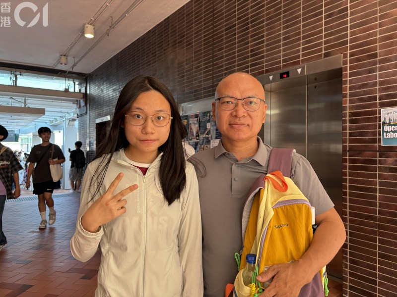邱爸爸觉得香港的学校比较有认可,距离家也很近。