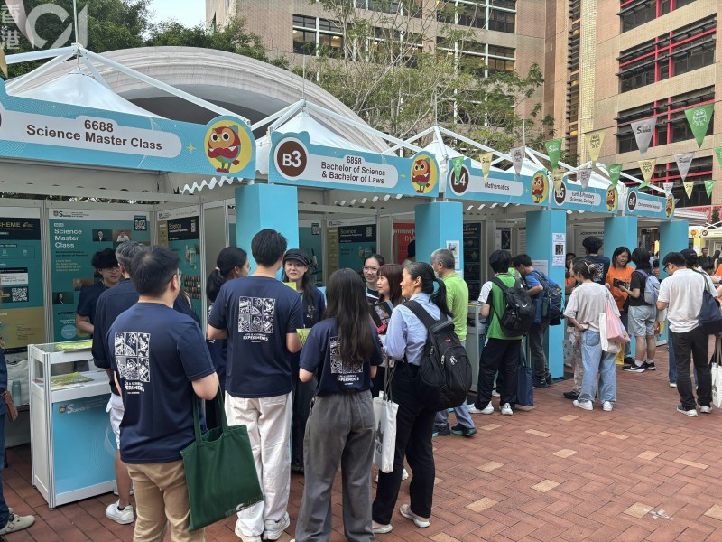 有内地家长前来了解本科课程,因为香港的大学具国际竞争力。