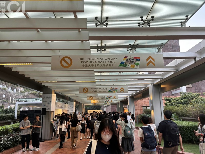 有内地家长前来了解本科课程,因为香港的大学具国际竞争力。