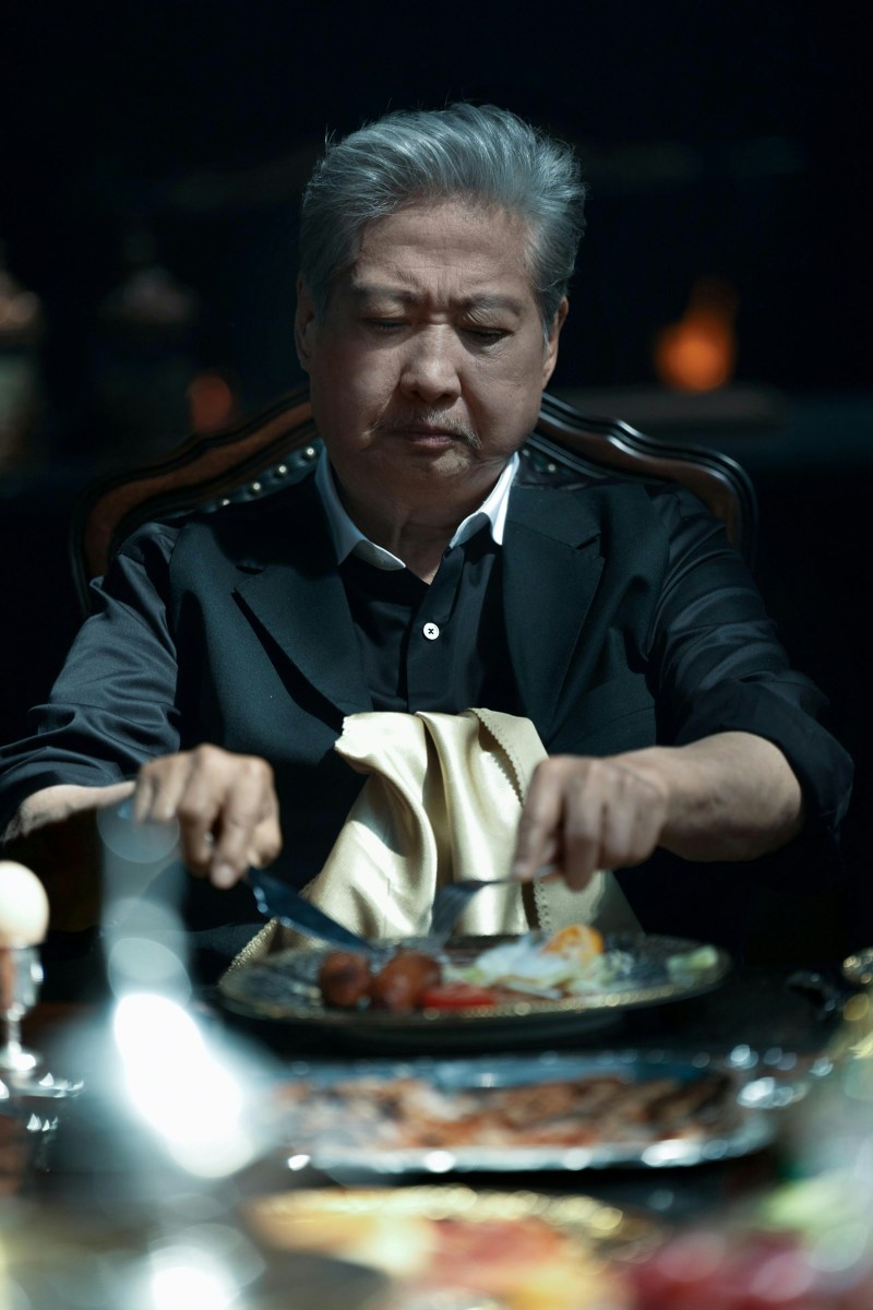 洪金宝饰演幕后黑手佐曼,操控地下的暗黑产业。(《重生2》剧照)