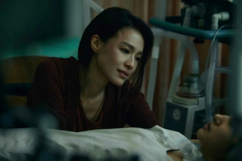 舒淇(图)凭《回魂计》入围金钟迷你剧集女主角奖,和李心洁网内互打。(剧照)