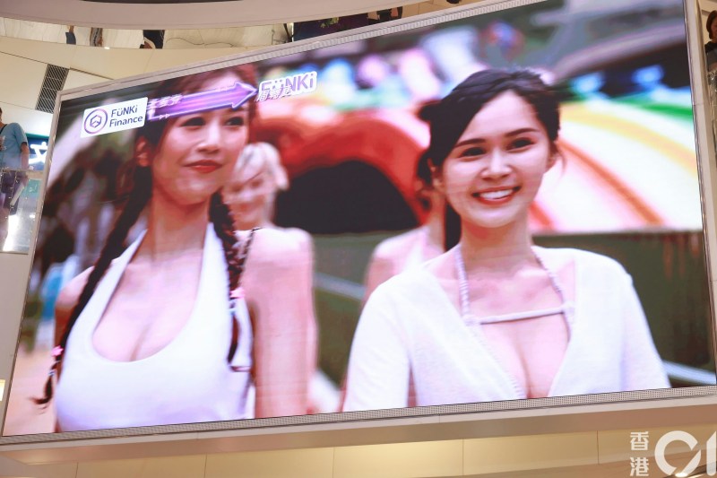 女神泳装登场。