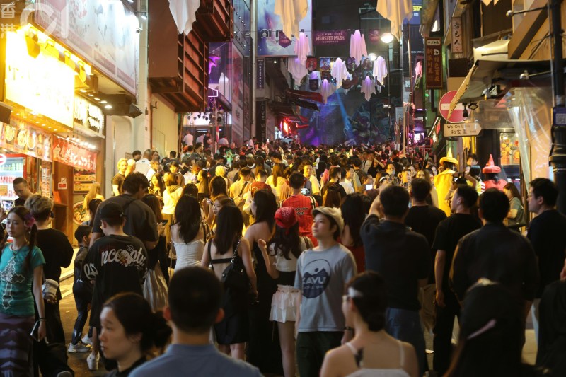 桂坊今夜(24日)举办「怪物巡礼夜变装派对」,吸引不少人参与,兰桂坊主道路水泄不通,场面墟冚。