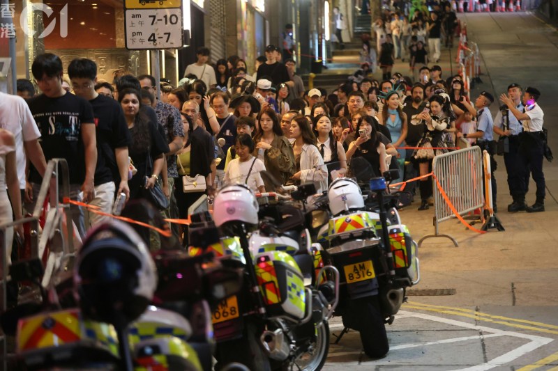 桂坊今夜(24日)举办「怪物巡礼夜变装派对」,吸引不少人参与,兰桂坊主道路水泄不通,场面墟冚。
