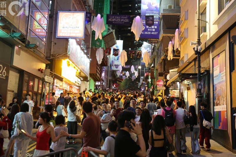 桂坊今夜(24日)举办「怪物巡礼夜变装派对」,吸引不少人参与,兰桂坊主道路水泄不通,场面墟冚。