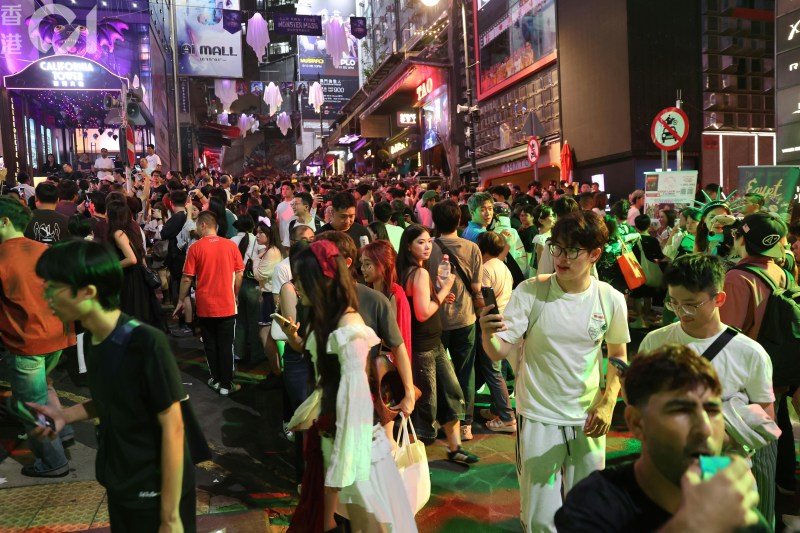 桂坊今夜(24日)举办「怪物巡礼夜变装派对」,吸引不少人参与,兰桂坊主道路水泄不通,场面墟冚。