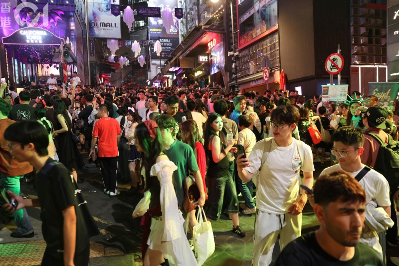 桂坊今夜(24日)举办「怪物巡礼夜变装派对」,吸引不少人参与,兰桂坊主道路水泄不通,场面墟冚。