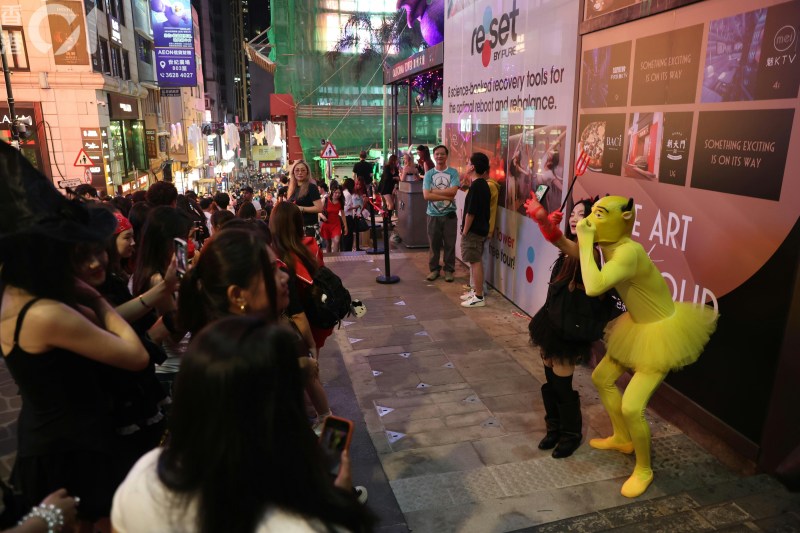 桂坊今夜(24日)举办「怪物巡礼夜变装派对」,吸引不少人参与,兰桂坊主道路水泄不通,场面墟冚。