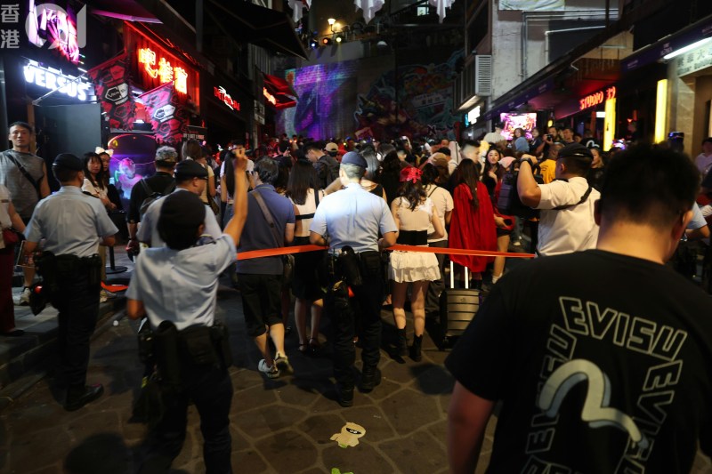 桂坊今夜(24日)举办「怪物巡礼夜变装派对」,吸引不少人参与,兰桂坊主道路水泄不通,场面墟冚。