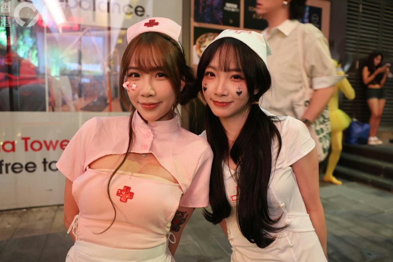 打扮成护士的Ranie(左)及Angie(右)去年亦有到兰桂坊庆祝万圣节,因担忧今年正日或会非常多人,所以提前到兰桂坊感受节日气氛。
