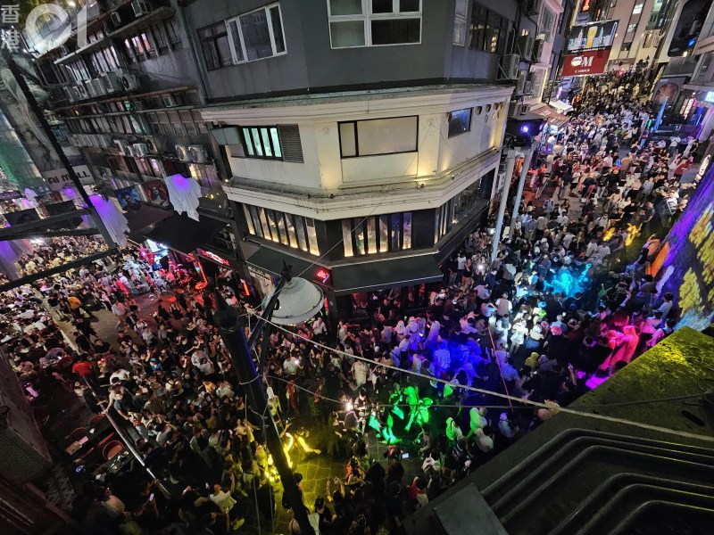 旅发局首办「万圣月」活动,中环兰桂坊连续第二个周末办变装派对,人头涌涌。