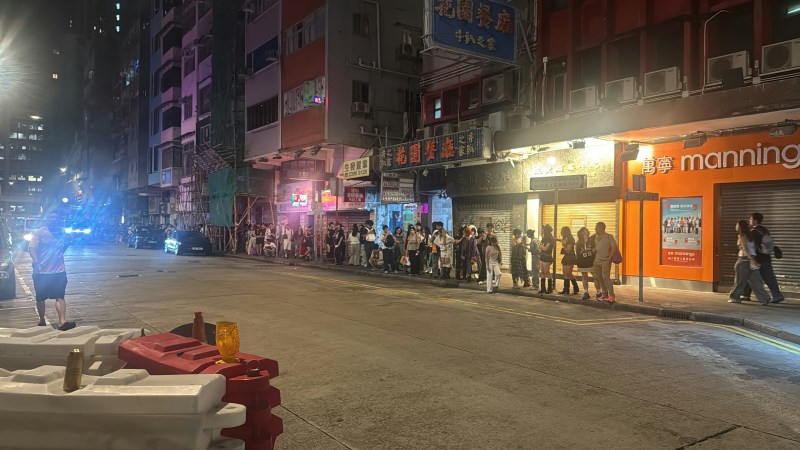多名网民发帖指往皇岗口岸路段大塞车。据网民发布的图片显示,由旺角太子到皇岗口岸的通宵小巴出现夸张人龙,直指「目测睇唔到龙尾」。(wchu_23)