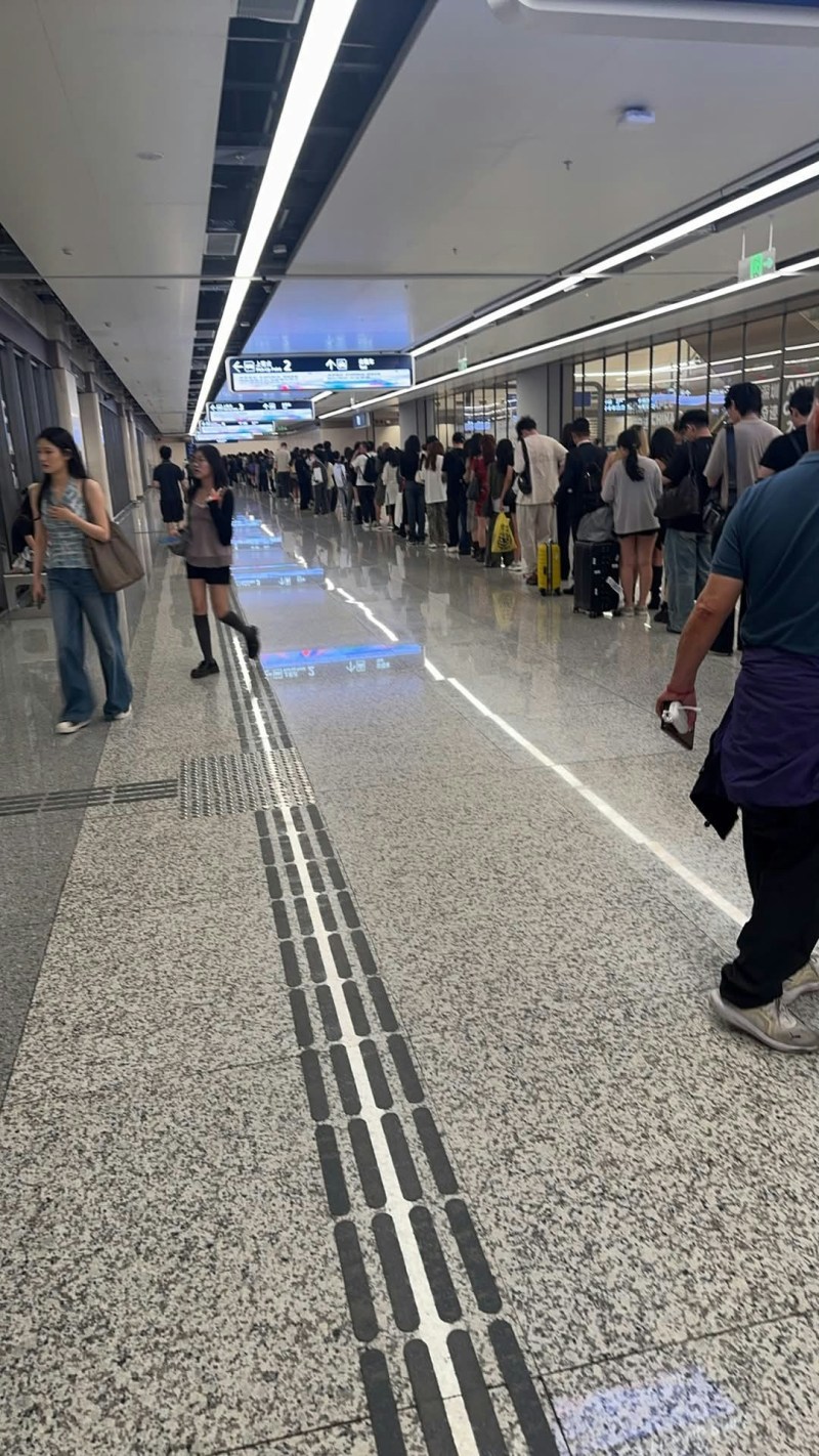 多名网民发帖指往皇岗口岸路段大塞车。据网民发布的图片显示,由旺角太子到皇岗口岸的通宵小巴出现夸张人龙,直指「目测睇唔到龙尾」。(leung0309/Threads)