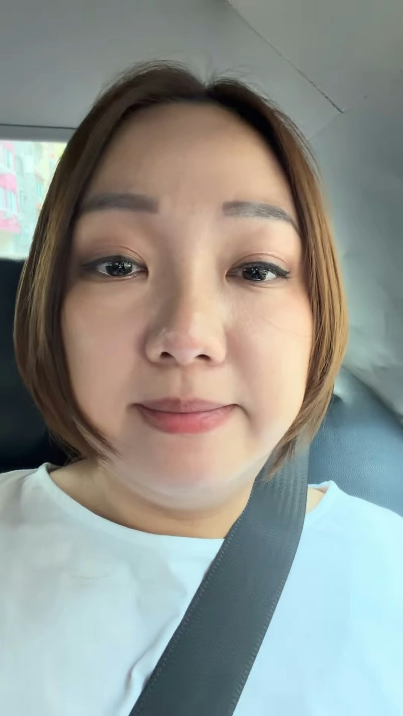 妹头在演出第二场下午眼湿湿、以虚弱沙哑声线拍片。(IG@aiyanalo)