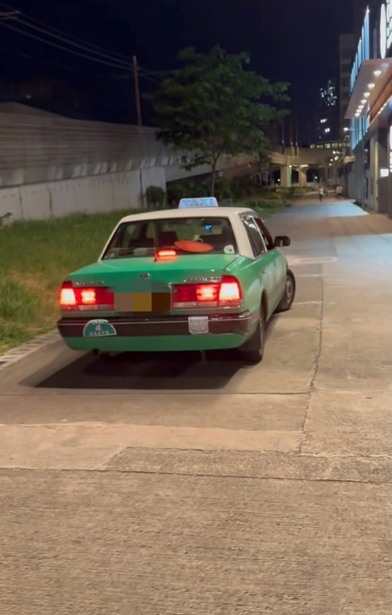 司机先掉头,然后再驶出马路。