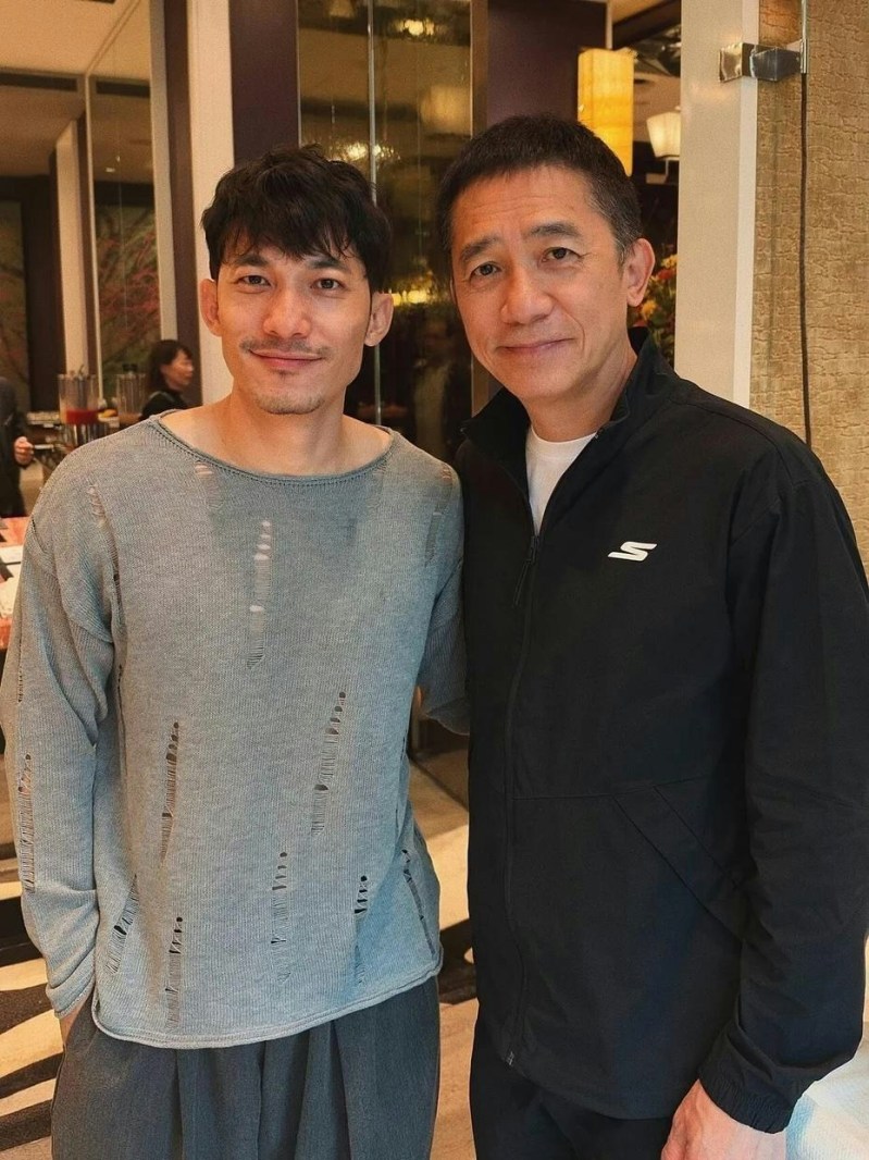 金钟影帝、越南男星连炳发赴台参加金钟奖,巧遇梁朝伟。(FB@Liên Bỉnh Phát)