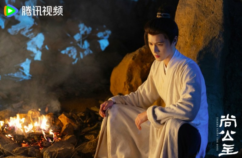 除了单一角色人设调整,原著标志性的冷峻叙事结构亦被重新构建。(微博@尚公主官微)