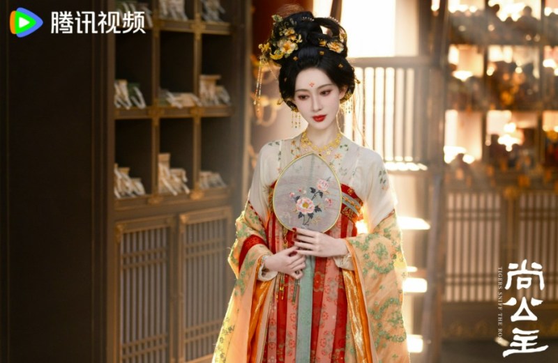 除了单一角色人设调整,原著标志性的冷峻叙事结构亦被重新构建。(微博@尚公主官微)