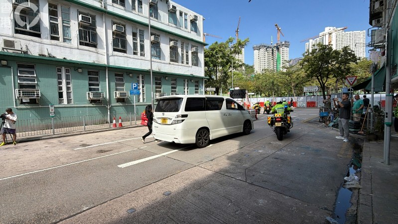 涉事七人车上有一对男女,车内人士一度对报案人的呼叫毫无反应,被误以为有人在车内晕倒。