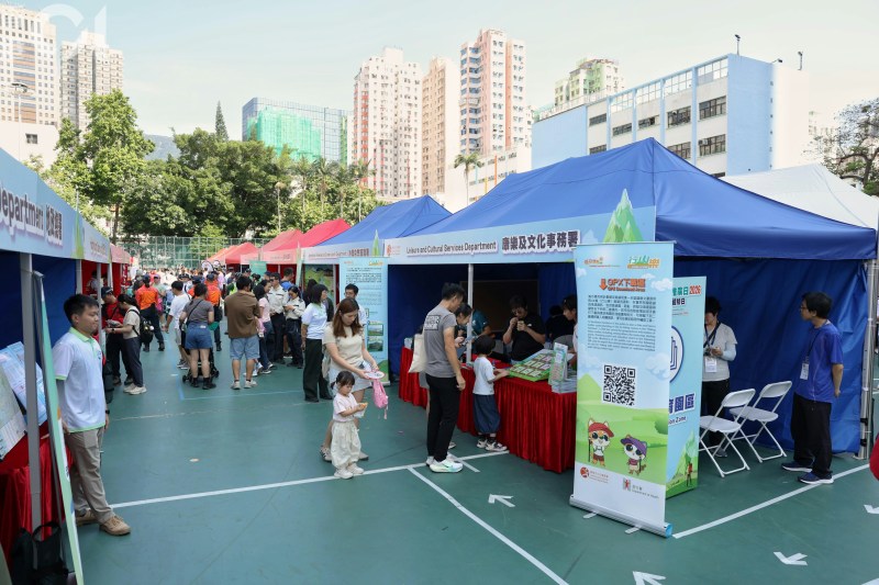 活动设有互动摊位,展出推广山岭活动安全意识的资料、搜救器材等。