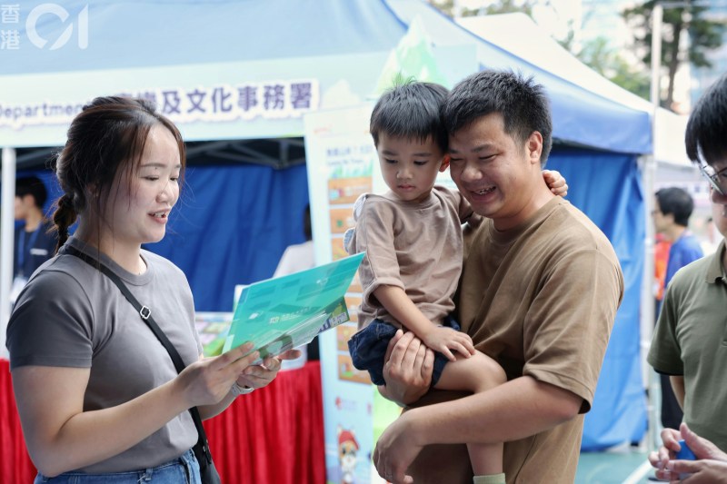 活动设有互动摊位,展出推广山岭活动安全意识的资料、搜救器材等。