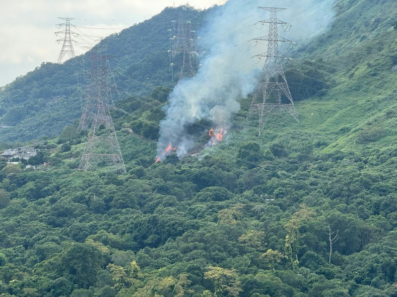 青山山坡出现山火事故,火场面积约10米乘20米,冒出滚滚浓烟。