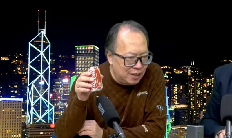 沈振盈离世前一天,即10月23日,出席YouTube频道「RagaFinance财经台」节目,一边饮可乐一边评论股市。(RagaFinance财经台片段截图)