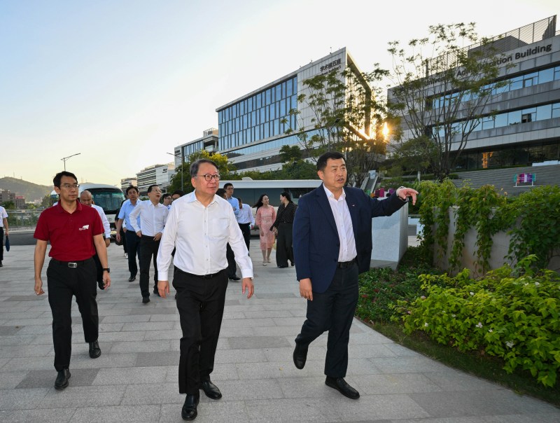 政务司司长陈国基昨日(10月24日)抵达东莞。图示陈国基(前排中)参观香港城市大学(东莞),并听取院校代表介绍。(政府新闻处)