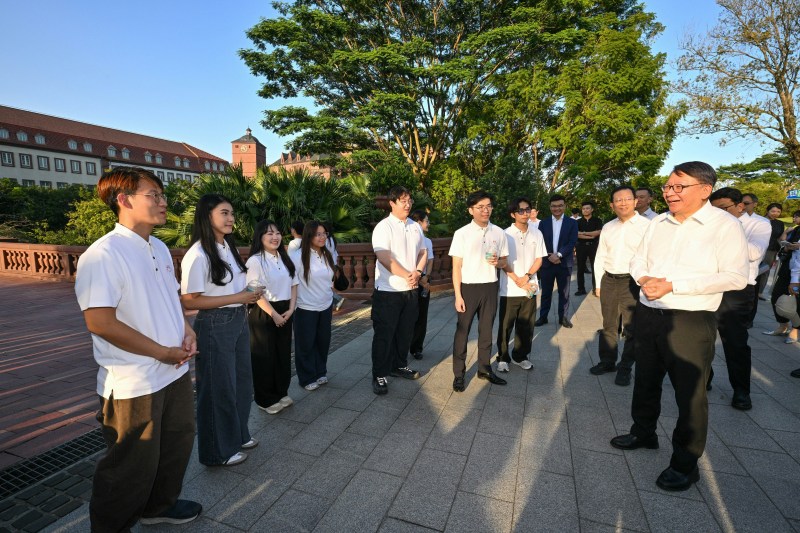 政务司司长陈国基昨日(10月24日)抵达东莞。图示陈国基(右一)于东莞参观一间重点创科企业,并与港澳青年交流。(政府新闻处)