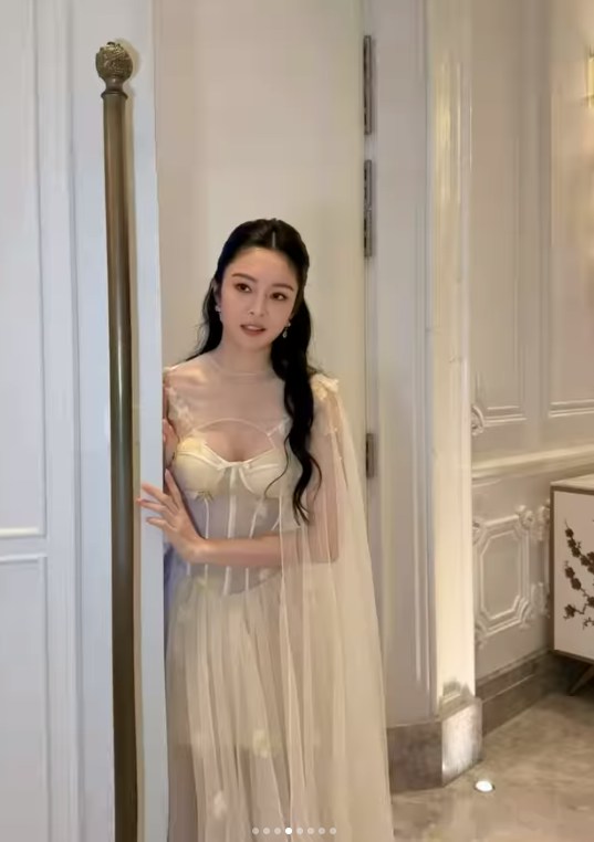 张曦雯曾透露一开始抗拒只脱剩内裤演出。(IG@kelllycheung)