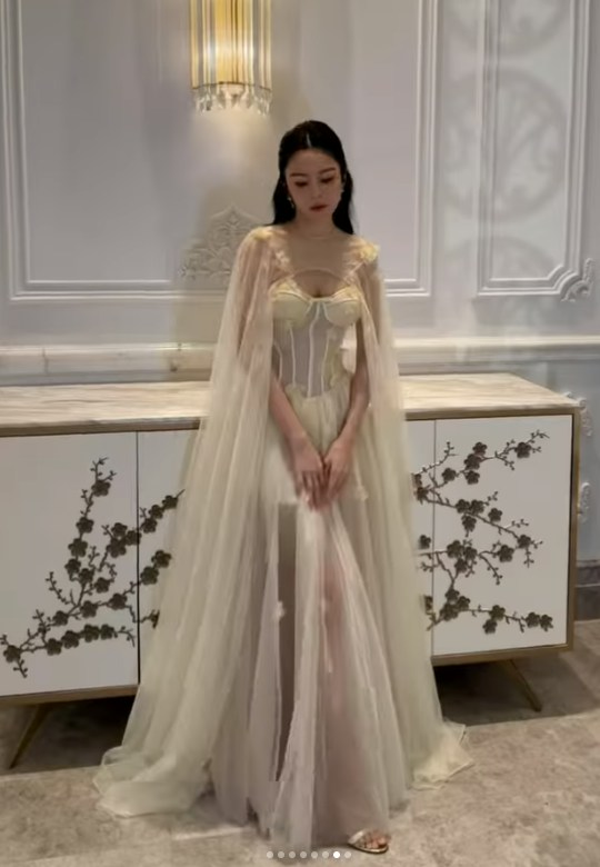 张曦雯曾透露一开始抗拒只脱剩内裤演出。(IG@kelllycheung)