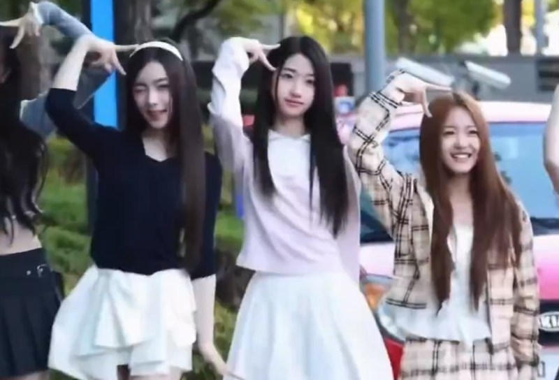 A2O LITE成员Aijing(右)与队友Ayune(中)原始站位,此时Aijing在下方。(X@geumpu95)