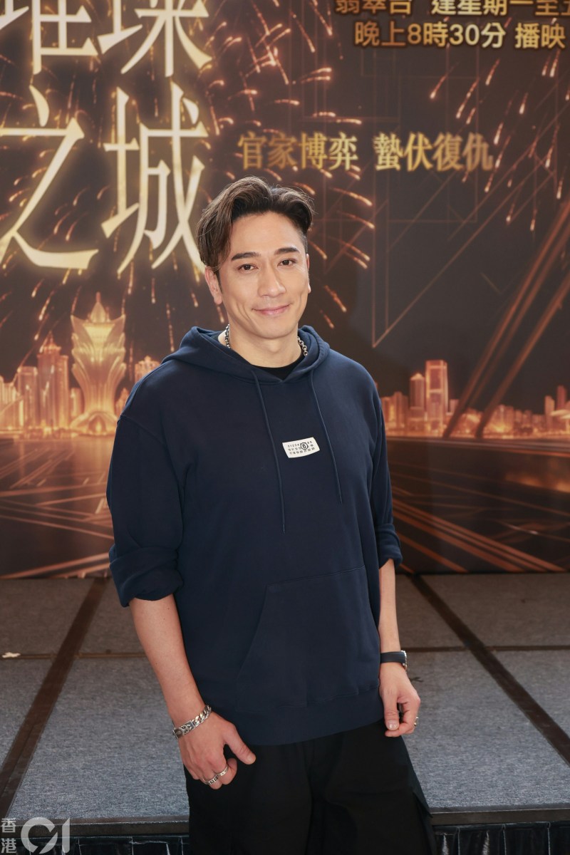吴卓羲又分享自己与林峰露股的经历:「朝头早话畀你听下昼要拍露pat pat,我都试过。因为冇剧本㗎,嗰个系衍生出嚟,我哋嗰时都守身如玉㗎,我同林峰谂谂吓,『喂,点呀?』佢讲咗剧情话畀我哋两个听,我哋觉得系有用嘅,值得系咁样拍,出到嚟冇乜问题,又唔系唔见得人,所以就拍。」