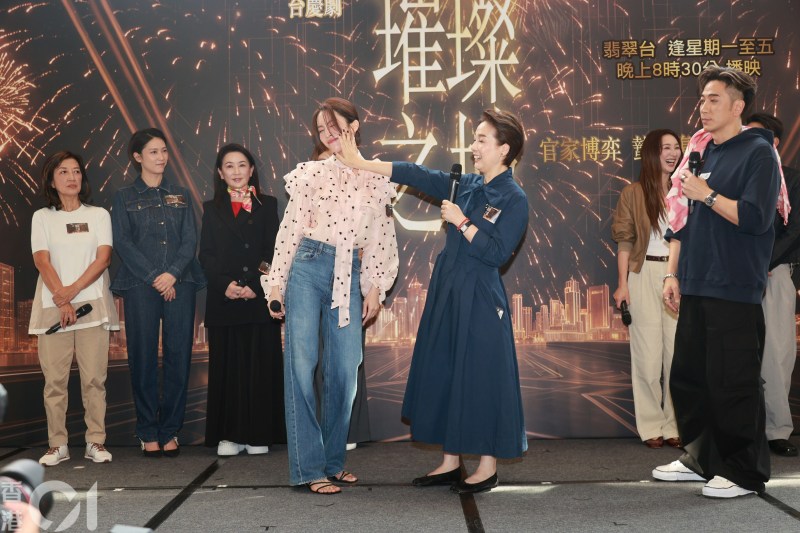 戏中江美仪是张曦雯的奶奶,二人当众大斗法。