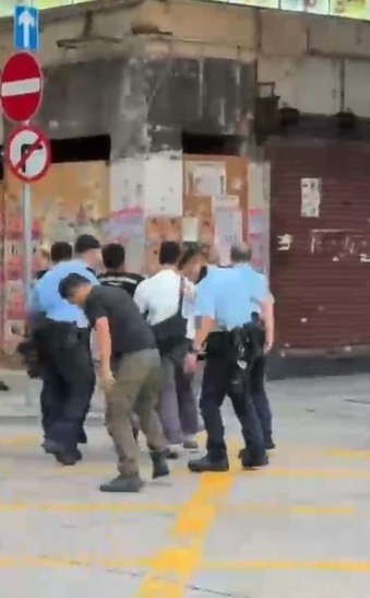 不久后,警员成功将该名男子带离马路中央,并将其移送至街角一处贴满广告海报的墙边,期间该名男子疑似一度情绪激动,遭在场警员大声喝止。(threads@harry._.816)